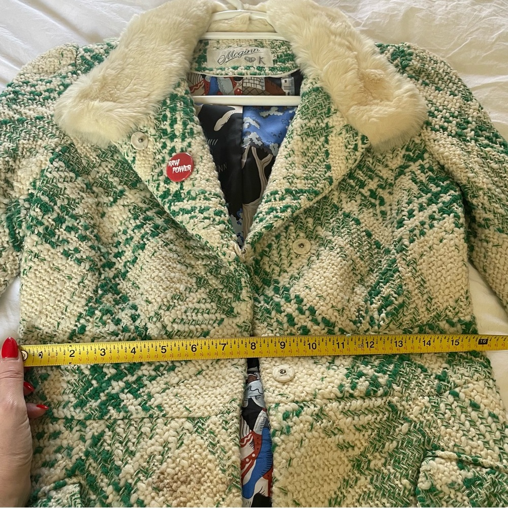 🌿 VINTAGE // MCGINN • green and cream plaid coat with fur collar and silk lining - Picture 11 of 11